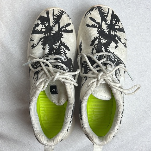 Nike Palm Tree Roshe Run Sneakers - Picture 4 of 8